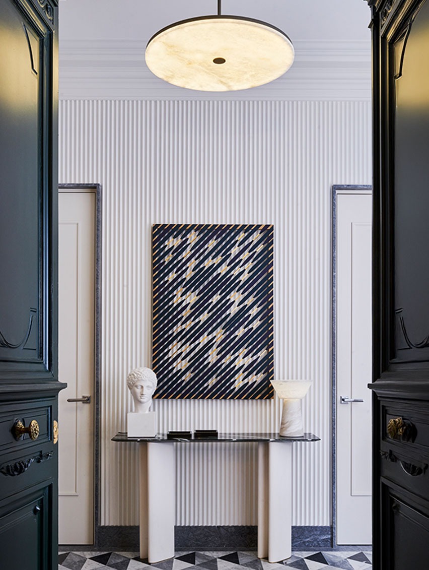 Dans l’entrée, lustre Manhattan, lampe Gama et la nouvelle applique MY, Atelier Alain Ellouz. Console Moonlight, Charlotte Biltgen.