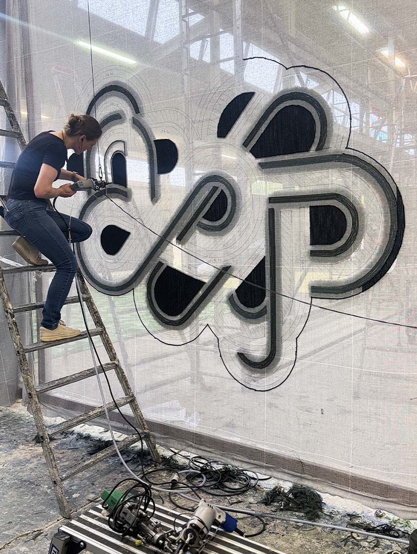 Le modèle ELLIPSE tufté dans les ateliers de la Manufacture de Tapis de Bourgogne